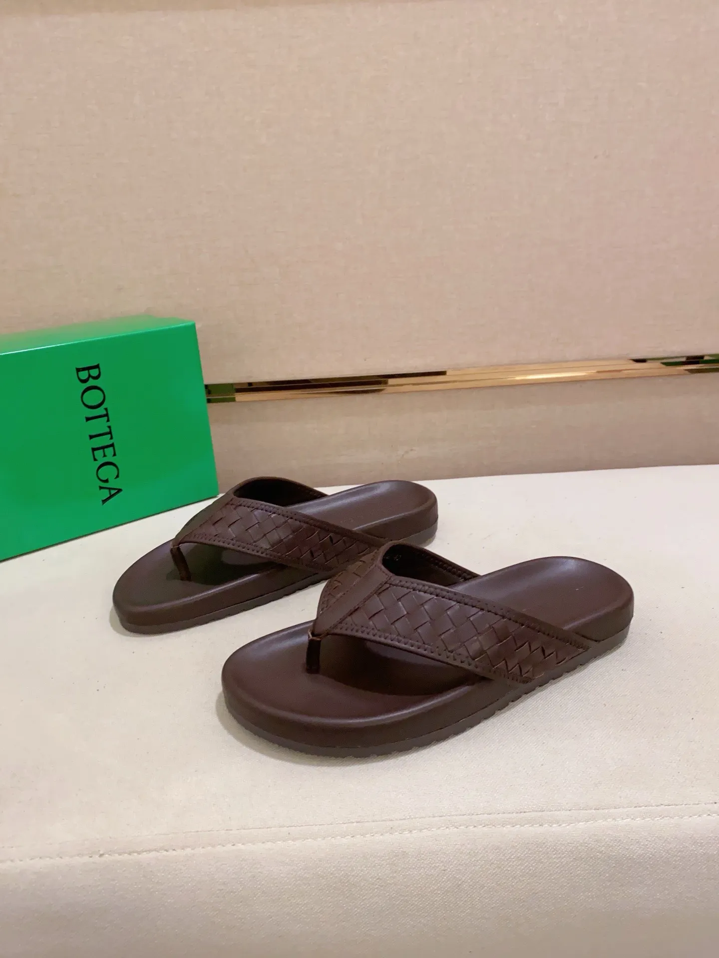 Men's shoes 💰: 320💰[BV~Bottega Veneta] Trendy new slippers are on the market. Same style as the official website. Counter quality [strong][strong][strong] Selected cow patent leather weaving. High-end atmosphere. Very cost-effective. Original wear-resistant rubber outsole. Fine workmanship. The upper layer of materials is used. The quality is visible. Shoe size 38-45.